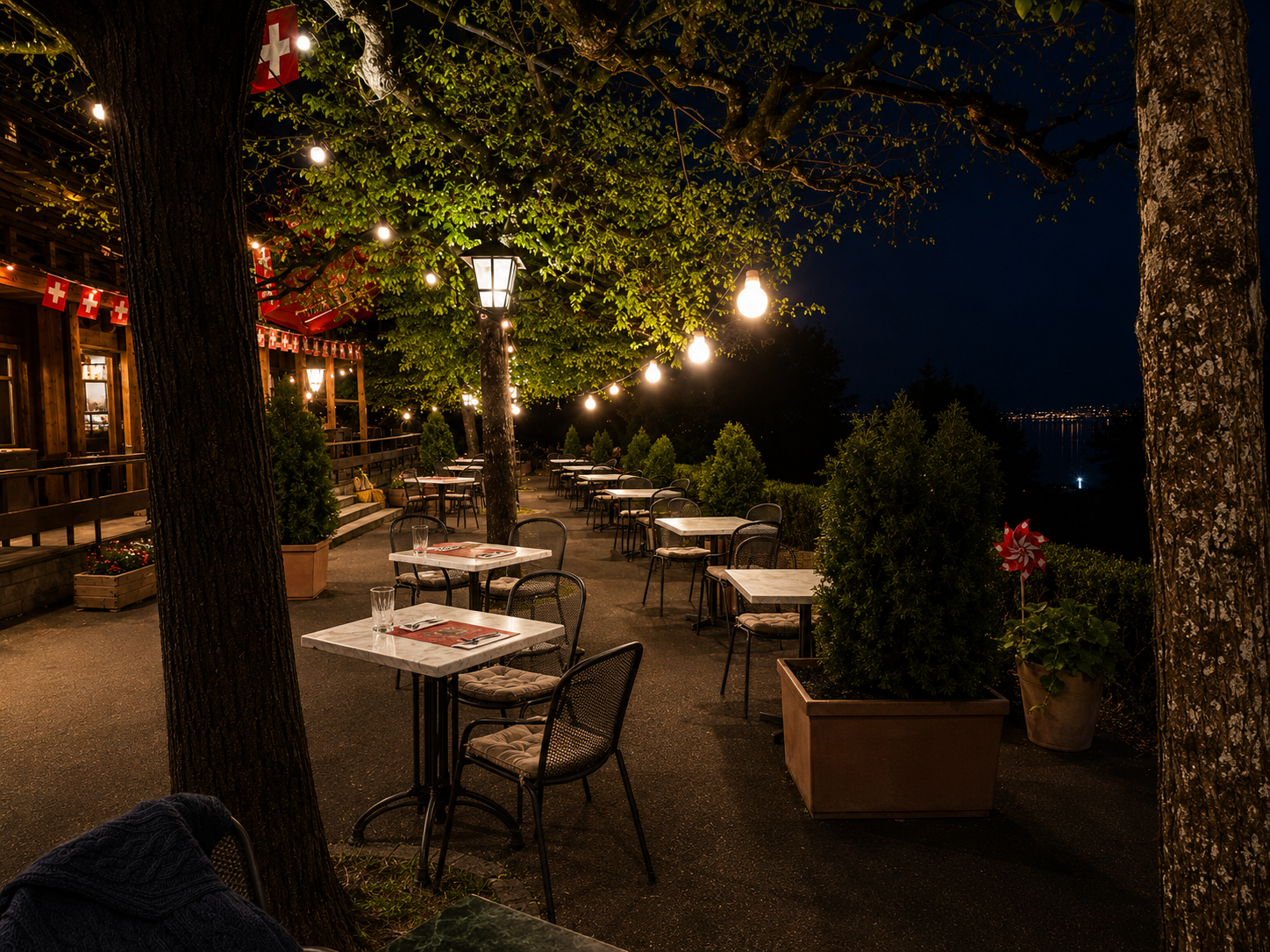 Terrasse illuminée du Chalet Suisse la nuit